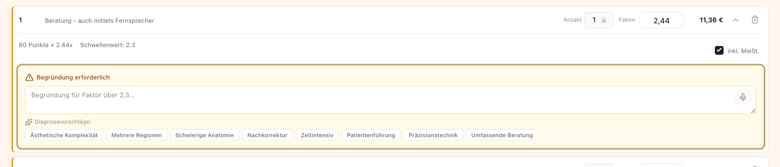 Rechnungsassistent, Positionen: aufgeklappte Zeile mit Faktor über 2,3, Kasten „Begründung erforderlich“ mit Mikrofon und Bausteinen unter „Diagnosevorschläge“