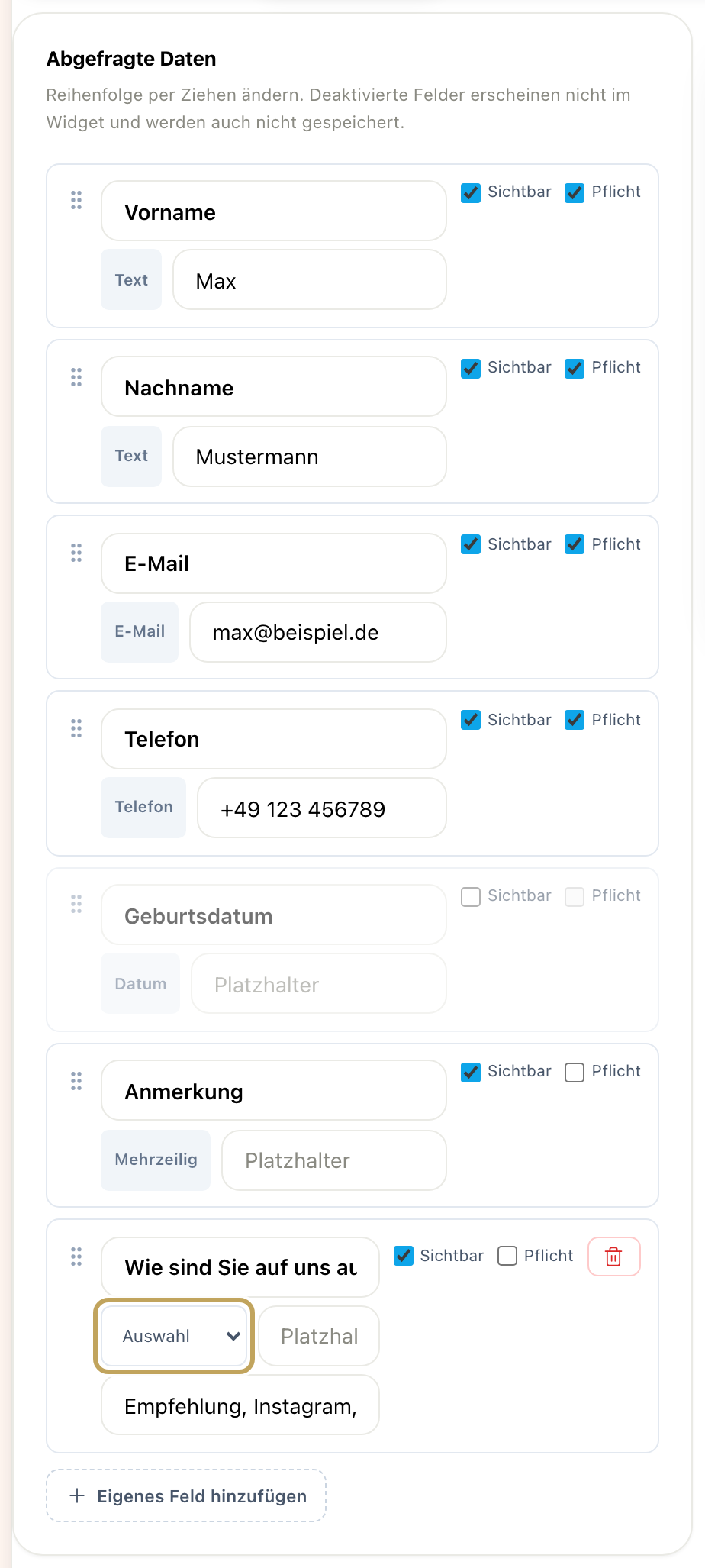Buchungswidget, Reiter „Formularfelder“: Karte „Abgefragte Daten“ mit Griff, „Sichtbar“, „Pflicht“, Platzhalter und mobiler Live-Vorschau
