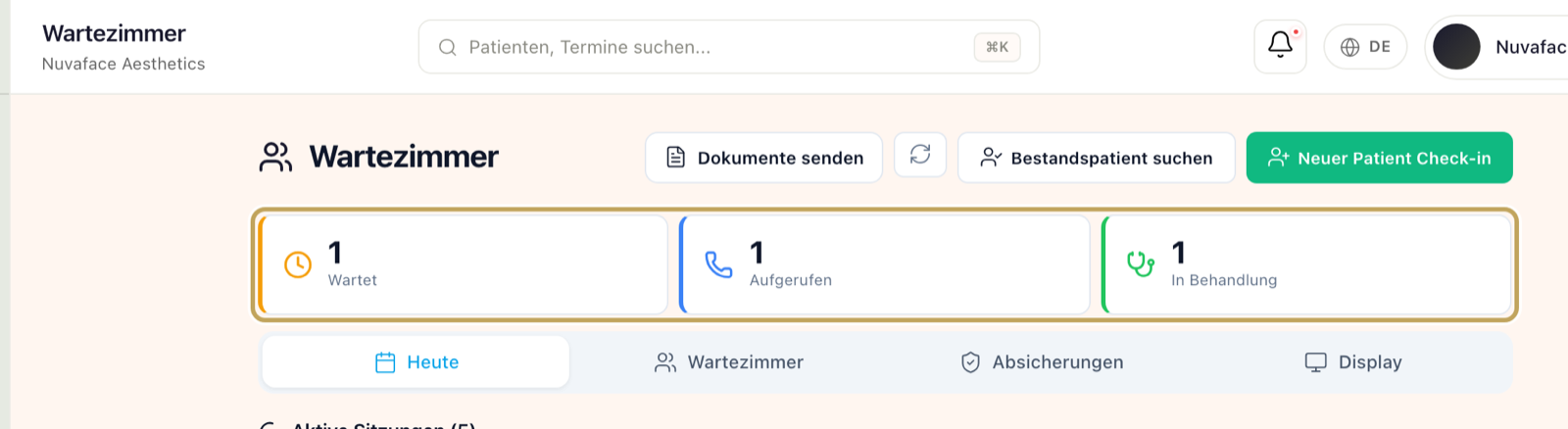 Kopf des Wartezimmers mit den Kacheln „Wartet“, „Aufgerufen“, „In Behandlung“, dem Aktualisieren-Pfeil und den Reitern „Heute“ und „Wartezimmer“