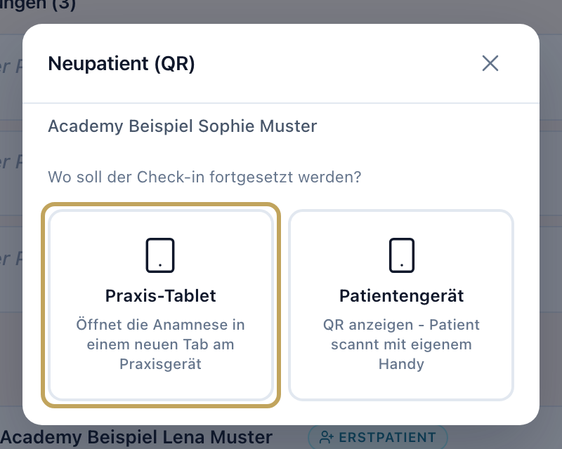 Fenster „Wo soll der Check-in fortgesetzt werden?“ mit den Kacheln „Praxis-Tablet“ und „Patientengerät“
