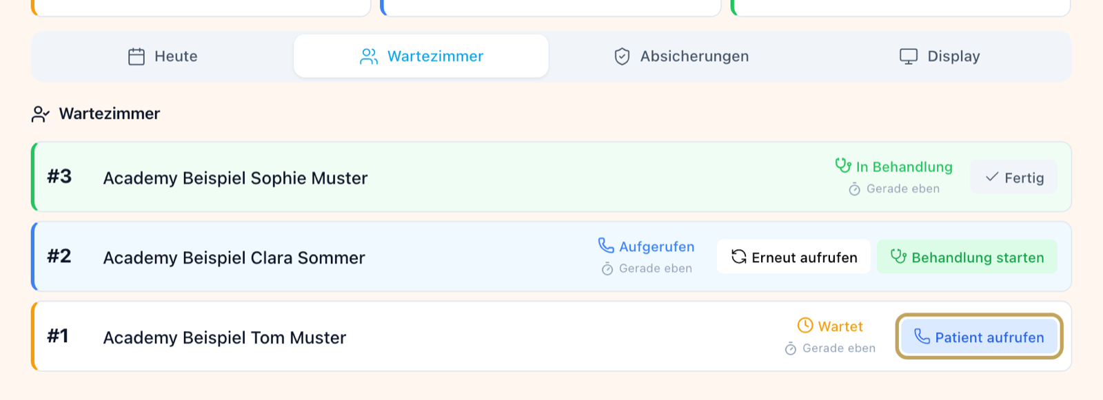 Wartezimmer, Reiter „Wartezimmer“: drei Patientinnen in drei Status mit „Patient aufrufen“, „Erneut aufrufen“, „Behandlung starten“, „Fertig“ und Wartezeit