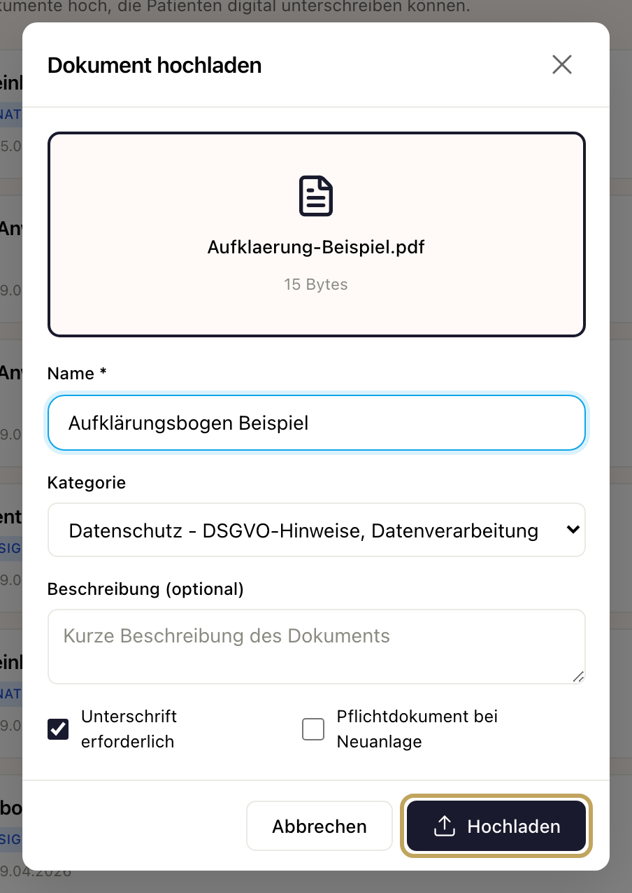 Fenster „Dokument hochladen“ mit gewählter PDF, Name, Kategorie, den Häkchen „Unterschrift erforderlich“ und „Pflichtdokument bei Neuanlage“ und „Hochladen“
