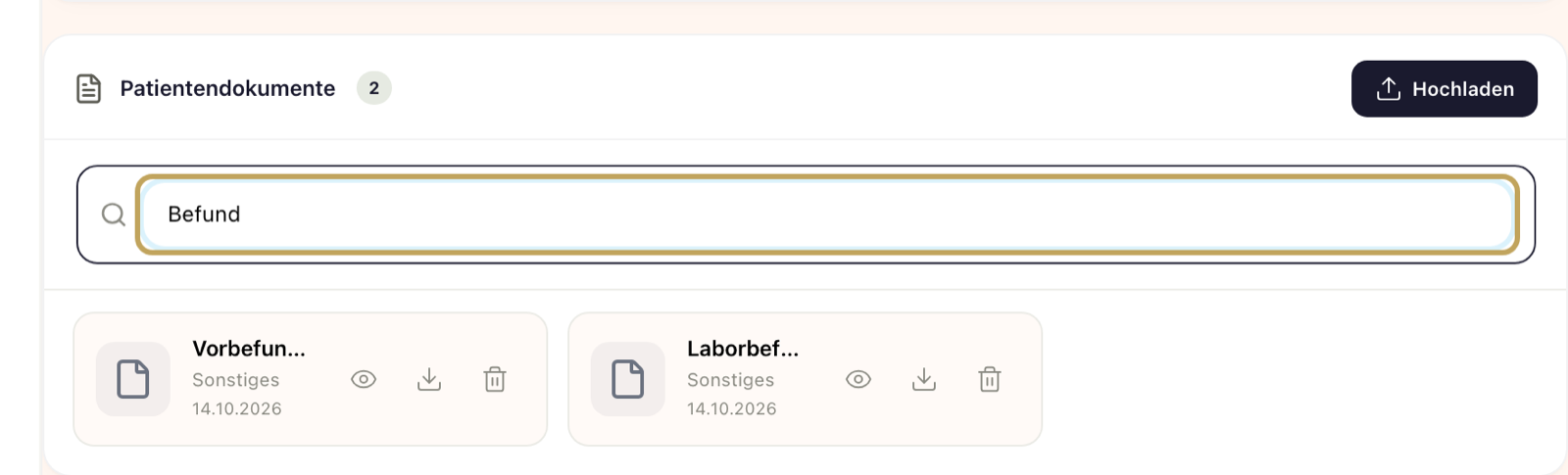Akte, Bereich Dokumente, Abschnitt „Patientendokumente“ mit mehreren Dateien, Suchfeld und Knopf „Hochladen“