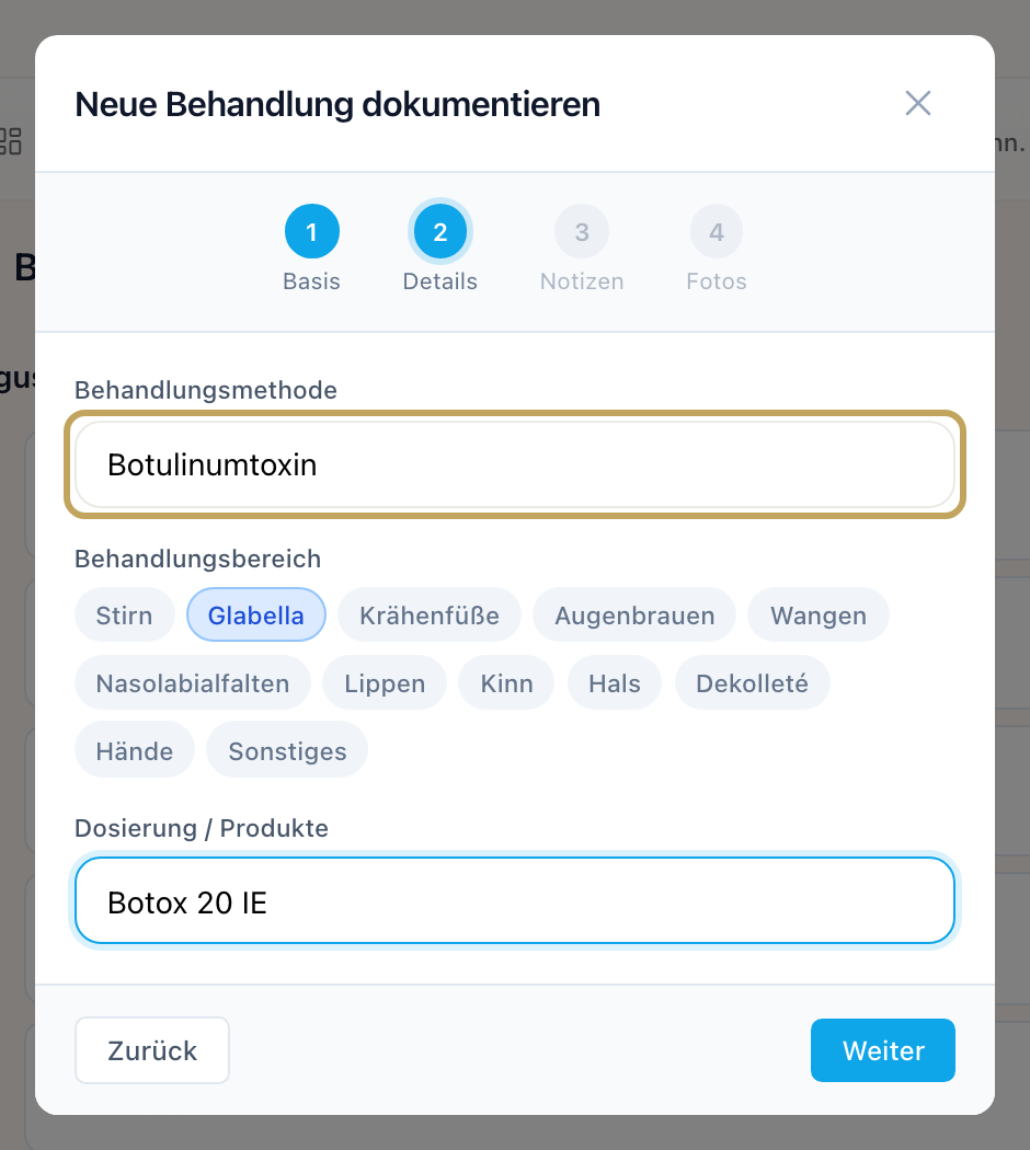 Fenster „Neue Behandlung dokumentieren“, Schritt „Details“: Schrittleiste, Behandlungsmethode, Behandlungsbereich, Dosierung / Produkte und „Weiter“