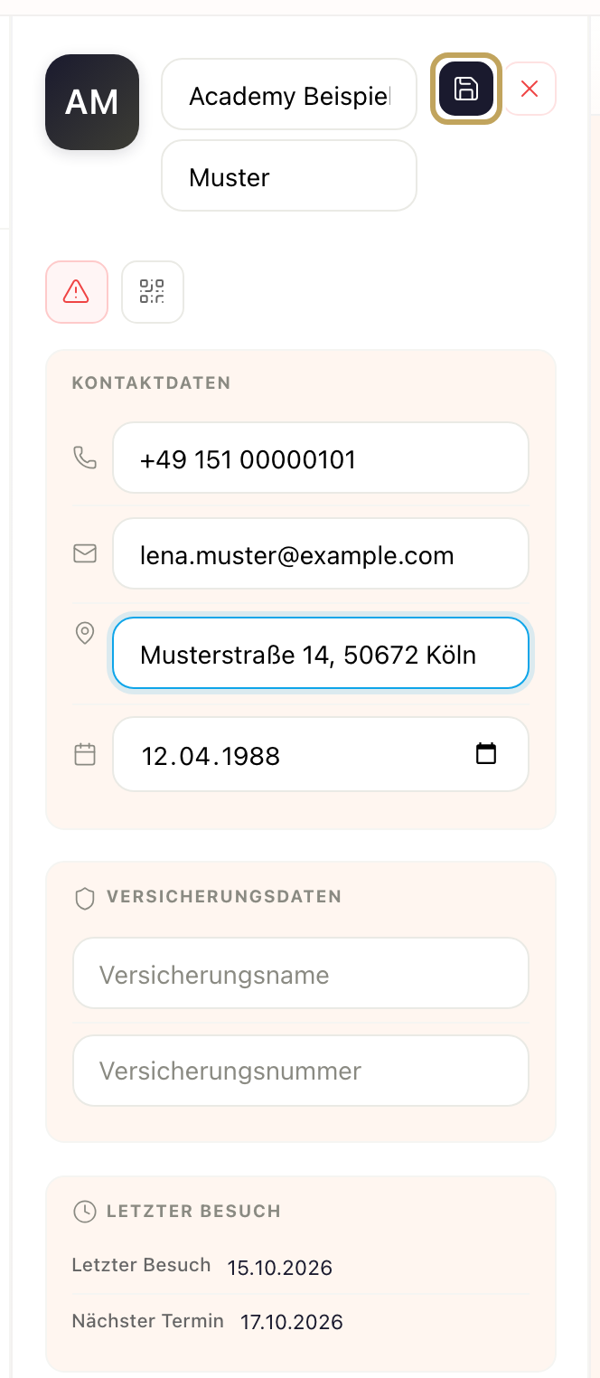 Stammdaten im Bearbeitungsmodus: Adresse mit Komma eingetragen, Diskettensymbol zum Speichern und X zum Verwerfen