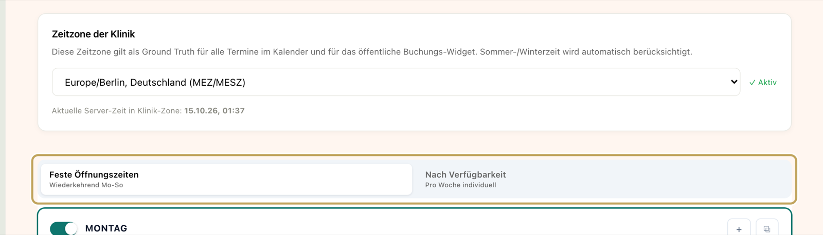 Kachel „Öffnungszeiten“: Karte „Zeitzone der Klinik“ mit „Aktiv“ und Umschalter „Feste Öffnungszeiten“ und „Nach Verfügbarkeit“