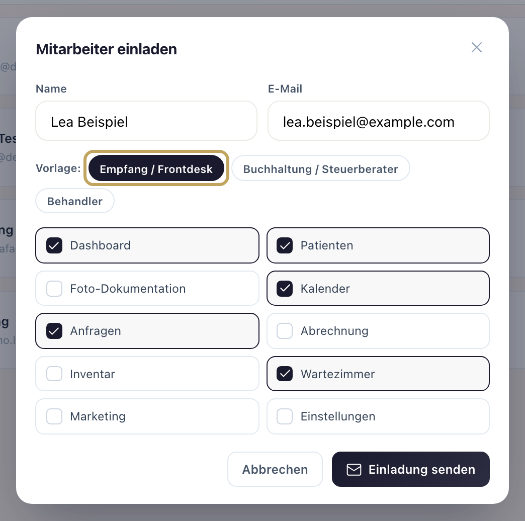 Fenster „Mitarbeiter einladen“: Name und E-Mail ausgefüllt, Vorlage „Empfang / Frontdesk“ gewählt, Bereiche angehakt, „Einladung senden“